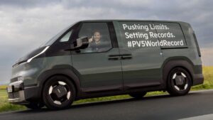 Рекордный Kia PV5 - с фронтальным углом.