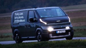 Рекордный Kia PV5 - переднее отслеживание.