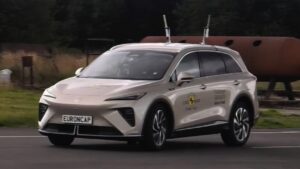 Новый MGS6 EV - передние повороты, проходящие испытания Euro NCAP.