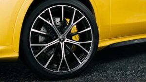 Maserati Grecale Folgore - желтый сплав