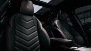 Maserati Grecale Folgore - черные сиденья.