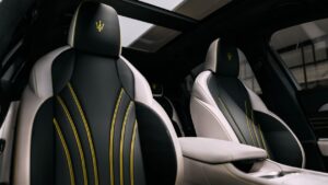 Maserati Grecale Folgore - black and white seats