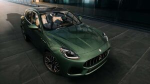Maserati Grecale Folgore - зеленый фронт с передней стороны.
