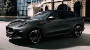 Maserati Grecale Folgore - серый спереди под углом.