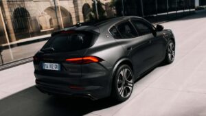 Maserati Grecale Folgore - серый задний угол.