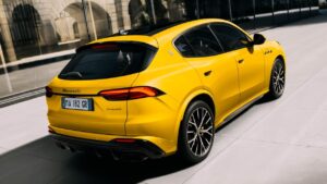 Maserati Grecale Folgore - желтая задняя часть под углом.