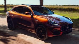 Maserati Grecale Tributo Il Bruciato - динамичный передний угол с углом.