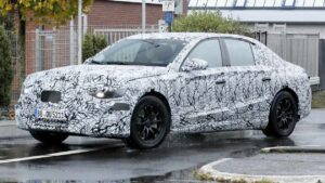 Мерседес Е-класс - с передним углом.