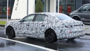 Мерседес Е-класс - задняя часть под углом.