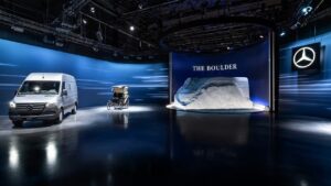 Mercedes Sprinter 'the boulder' - с предыдущими фургонами.