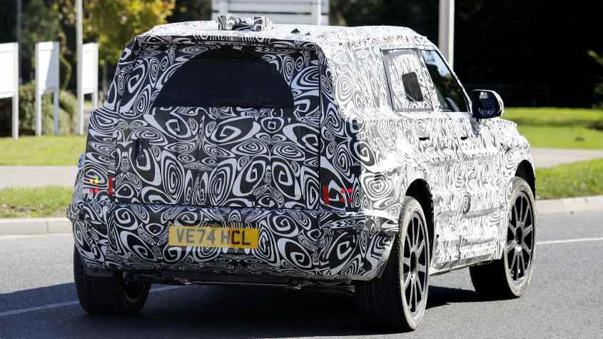 Новый Land Rover Defender Sport шпионский выстрел - задняя система отслеживания.