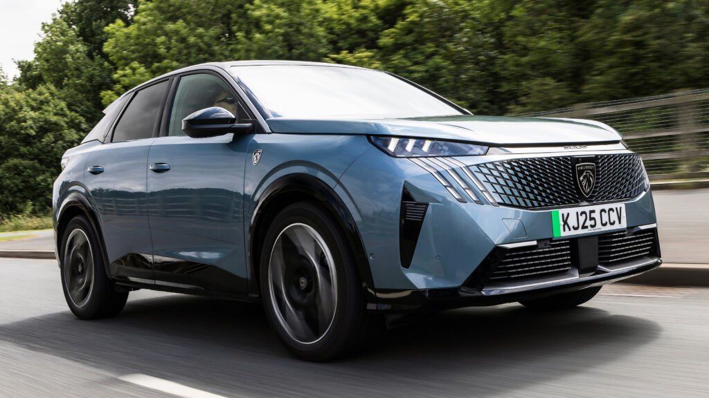 Новый Peugeot E3008 GT Premium - передние 3/4