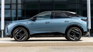 Новый Peugeot E3008 GT Premium - боковой профиль.