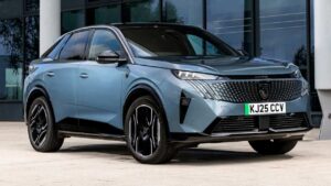 Новый Peugeot E3008 GT Premium - статическая передняя часть 3/4