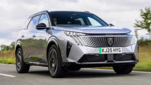 Новый Peugeot E5008 GT Premium - передние 3/4