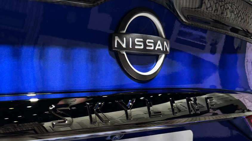 Nissan Skyline - задние значки.