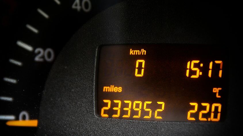 Каждый седьмой подержанный автомобиль в Великобритании имеет таймер или скрытую идентификацию Сборы за превышение пробега по договорам аренды автомобилей сделок заголовка.