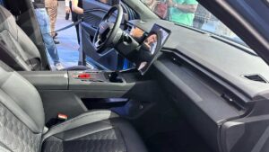 Omoda 4 - раскрыть интерьер.