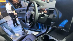 Omoda 4 - раскрыть рулевое колесо