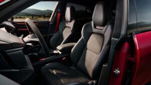 Porsche Macan Electric GTS - сиденья для пассажиров.