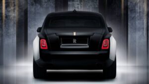 Rolls-Royce Phantom Centenary - полная задняя студия.