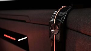 Toyota Century Coupe - часы с часами.