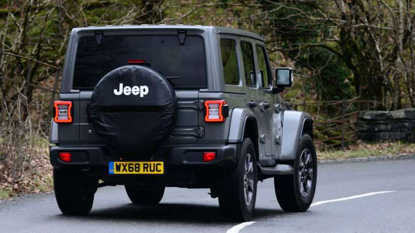 Jeep Wrangler едет задним ходом.