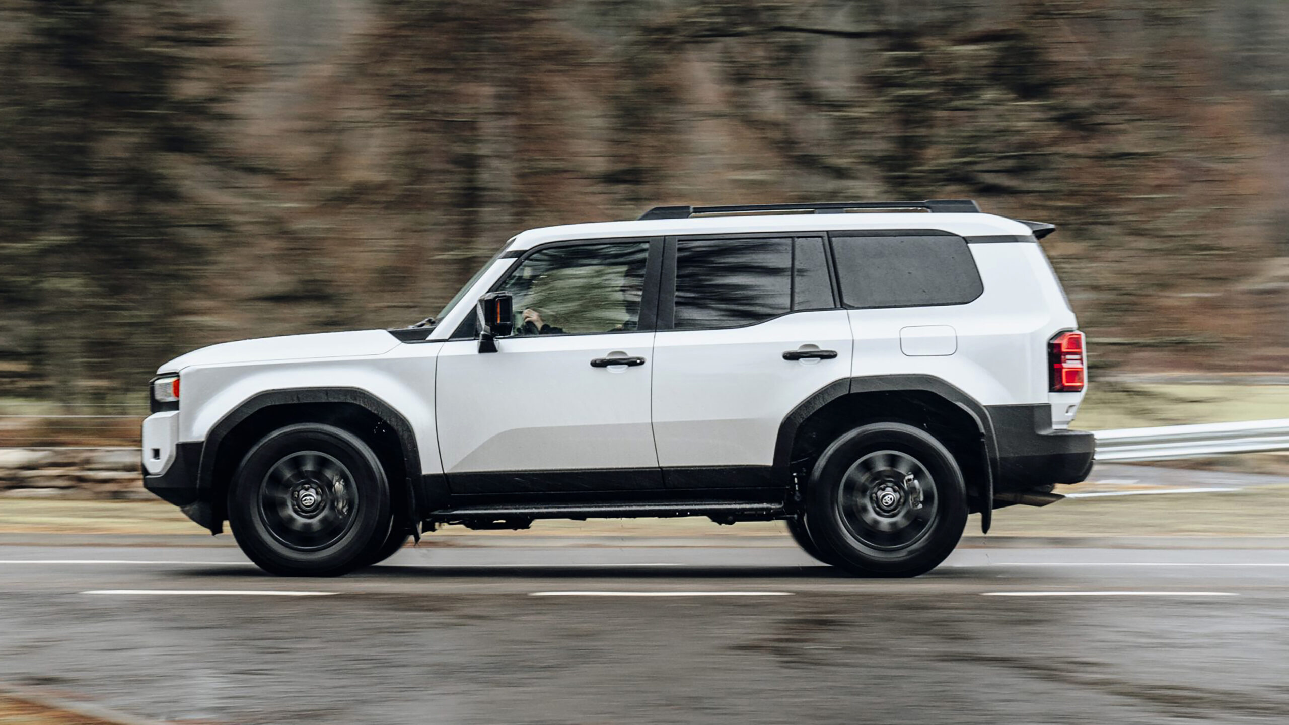 2026 Toyota Land Cruiser - динамический боковой профиль.