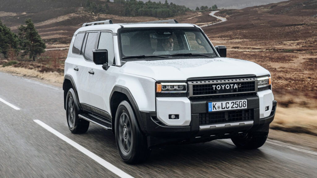 Новый гибридный Toyota Land Cruiser делает внедорожник более эффективным и дорогостоящим 2026 Toyota Land Cruiser - front 3/4