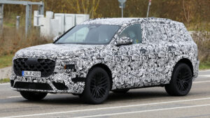 Audi Q7 шпионский снимок - левый передний угол под углом.