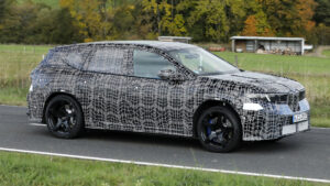 BMW iX3 M - динамический передний угол.