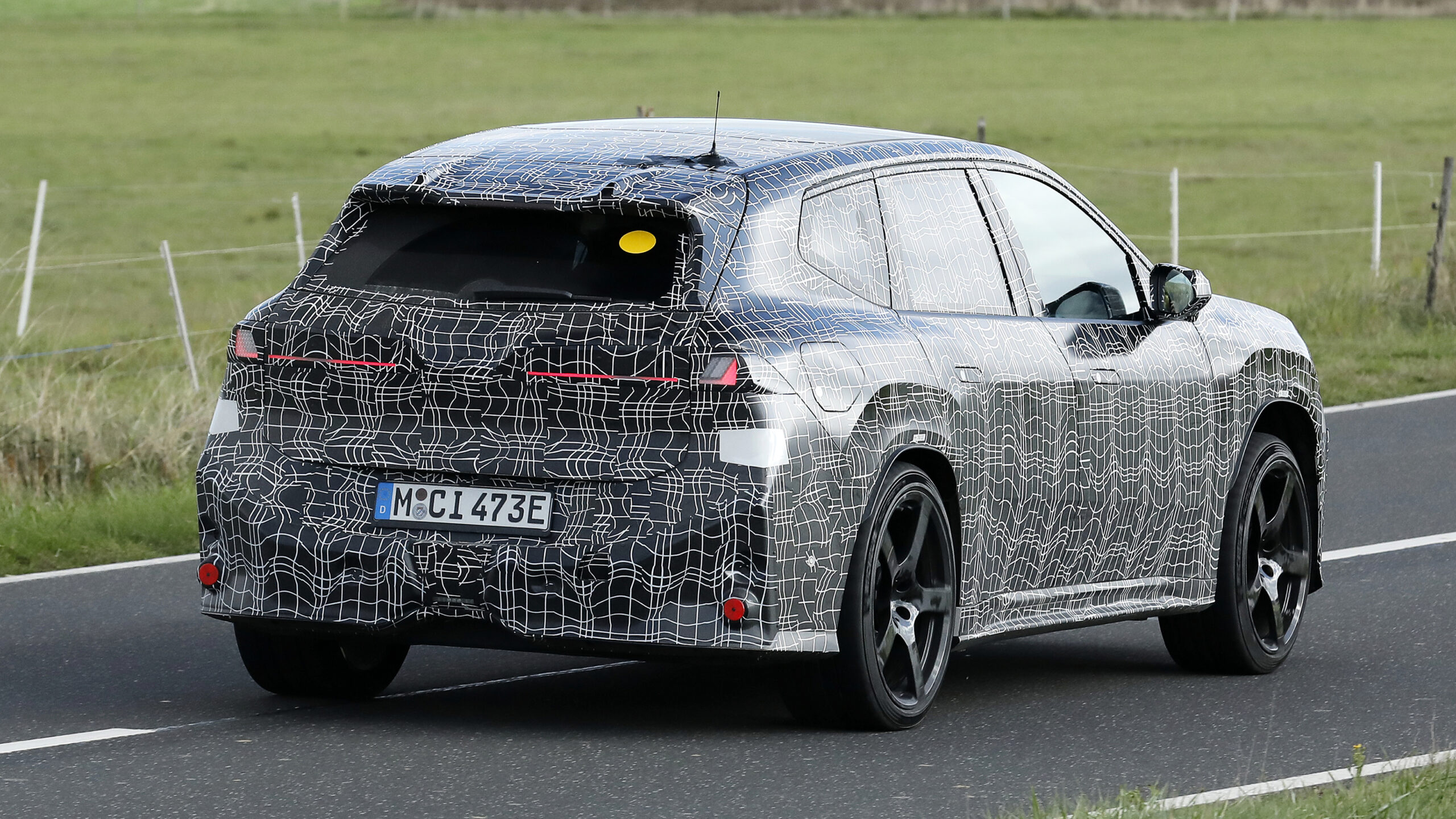 BMW iX3 M - динамическая задняя часть 3/4