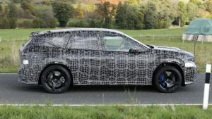 BMW iX3 M - динамический боковой профиль.