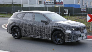 BMW iX3 M - передняя часть под углом на круглом углу.