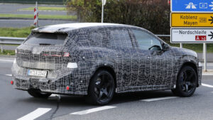 BMW iX3 M - задние повороты в поворотах.