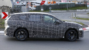 BMW iX3 M - боковой профиль.