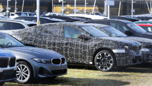 BMW iX4 - припаркованный под углом спереди.