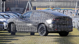 BMW iX4 - задняя часть под углом.