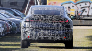 BMW iX4 - задняя часть.