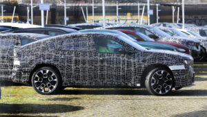 BMW iX4 - боковой профиль.