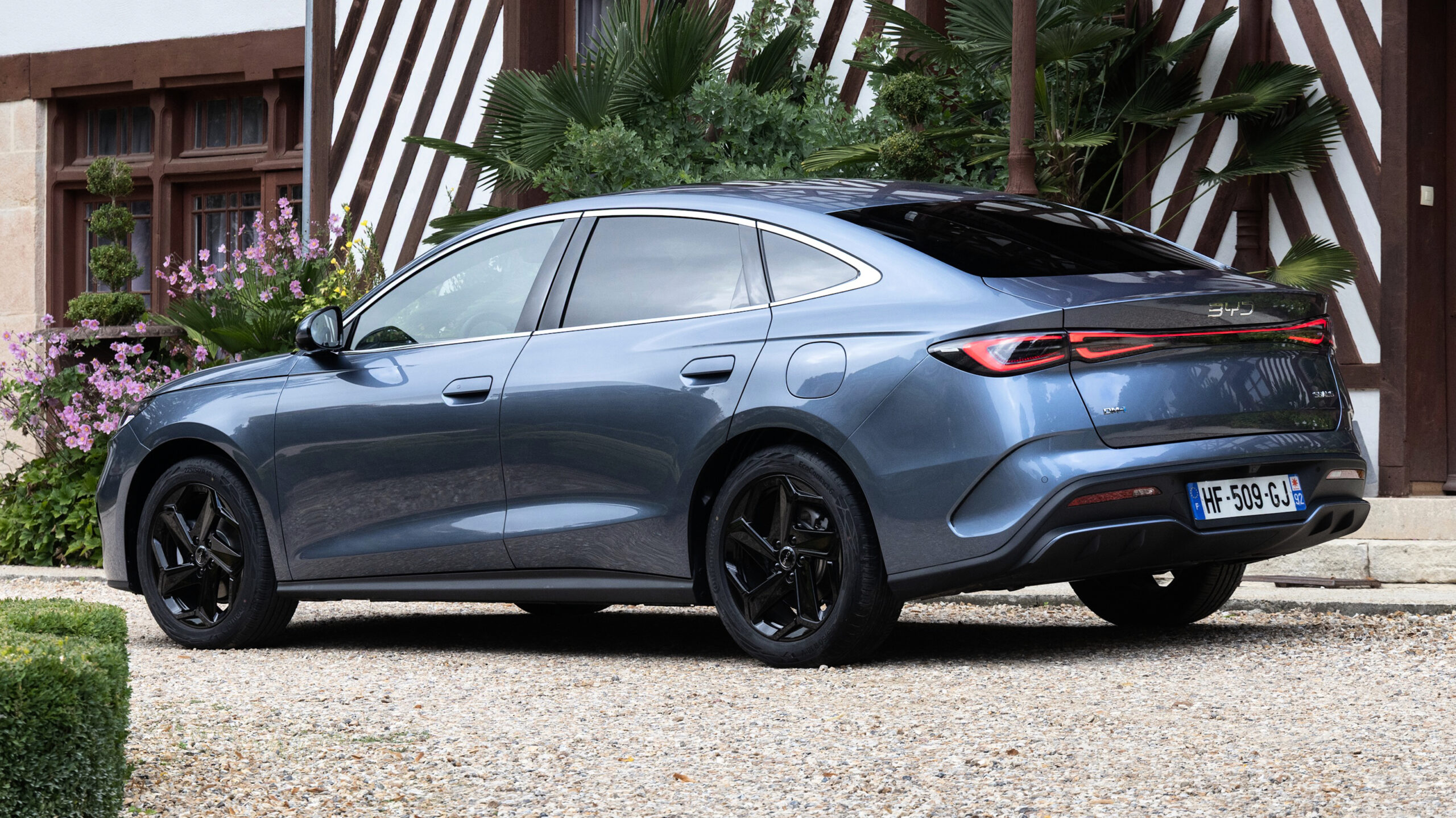 BYD Seal 6 plug-in гибрид - задняя часть под углом.