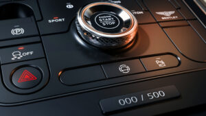 Bentley Supersports управляет элементами управления.