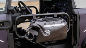 Citroen Ami Buggy Rip Curl - боковая дверь с сумкой.