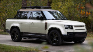 Пикап Land Rover Defender с передним углом белого цвета.