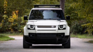 Пикап Land Rover Defender - передняя часть.