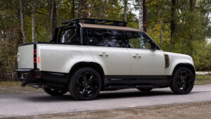 Пикап Land Rover Defender с задним углом белого цвета.