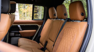 Land Rover Defender пикап - задние сиденья.