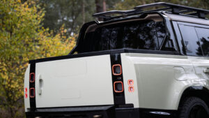 Пикап Land Rover Defender с задней крышкой белого цвета