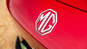 MGS6 EV - передний логотип.