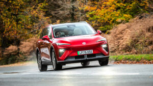 MGS6 EV - красный цвет переднего поворота.